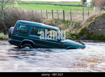 Un veicolo 4x4 spazzato via dall'alluvione durante il tentativo di attraversare un guado sul fiume usura in Westgate, Weardale, County Durham Regno Unito. Il driver è stato salvato Foto Stock