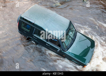 Un veicolo 4x4 spazzato via dall'alluvione durante il tentativo di attraversare un guado sul fiume usura in Westgate, Weardale, County Durham Regno Unito. Il driver è stato salvato Foto Stock