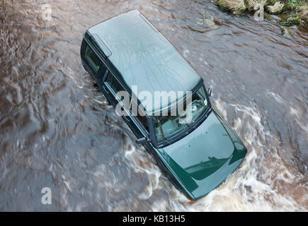 Un veicolo 4x4 spazzato via dall'alluvione durante il tentativo di attraversare un guado sul fiume usura in Westgate, Weardale, County Durham Regno Unito. Il driver è stato salvato Foto Stock