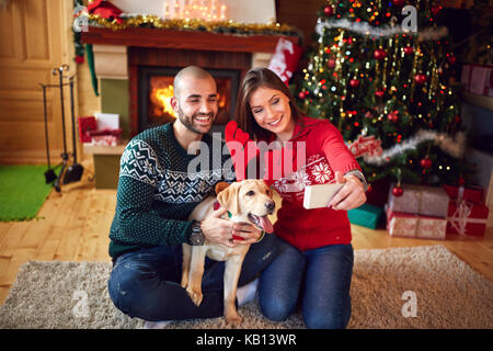 Ragazzina prende selfie natale con il mio ragazzo e cane dentro Foto Stock