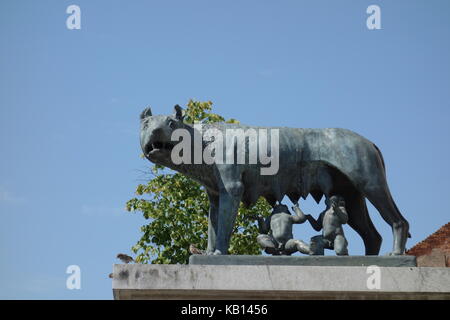La scultura di Romolo e Remo di bere latte da una lupa in Cluj Napoca, Romania Foto Stock