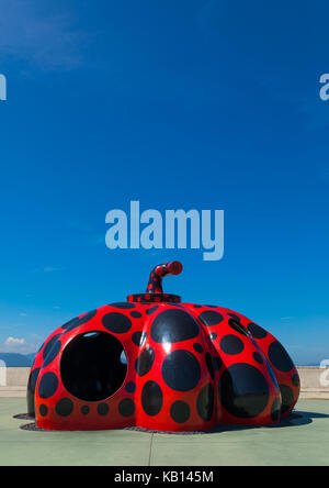 Yayoi Kusama red zucca, seto Inland Sea, naoshima, Giappone Foto Stock