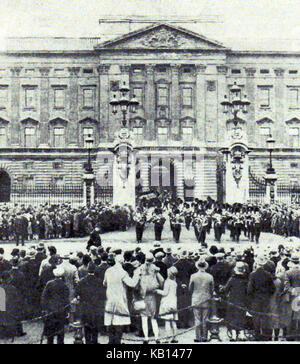 1932 - Cambio della guardia (led dalla banda del reggimento) a Buckingham Palace, casa del British Queen Foto Stock