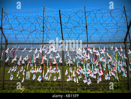 Messaggi di pace e di unità scritto su nastri a sinistra sulla recinzione al dmz, Nord provincia hwanghae, panmunjom, corea del sud Foto Stock