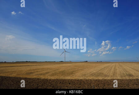 Le turbine eoliche su un campo in puglia, Italia Foto Stock