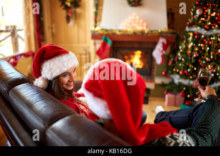 Maschi e femmine di godere in belle decorate a casa di vacanze di natale Foto Stock