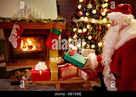 Babbo Natale ha portato regali per Natale, decorazione della casa Foto Stock