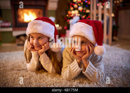 I bambini in attesa di santa claus alla vigilia di Natale Foto Stock