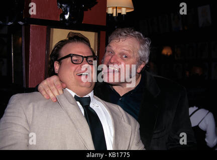 Brian Dennehy e Chris Farly fotografati da John Spellman durante la notte di apertura per il nuovo gioco di Brian Friel, 'Translations' con Dana Delany e Brian Dennehy a New York City, il marzo 19th. 1995. © RTSpellman / MediaPunch Foto Stock