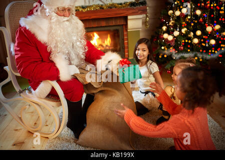 Babbo Natale con un grande sacco di natale dà presenta per i bambini Foto Stock