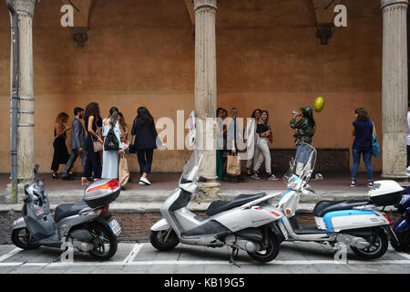 Una vista generale degli studenti per celebrare la fine degli esami a Bologna una serie di foto di viaggio in Italia. photo Data: venerdì, 15 settembre 2017. p Foto Stock