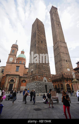 Una vista generale delle due torri (le due torri in italiano), che popolarmente simboleggiano bologna. da una serie di foto di viaggio in Italia. data foto: P. Foto Stock