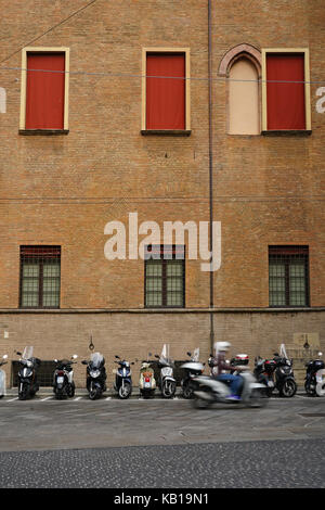 Una vista generale dei ciclomotori parcheggiati in Bologna. da una serie di foto di viaggio in Italia. photo Data: venerdì, 15 settembre 2017. Foto di credito dovrebbe leggere: Foto Stock