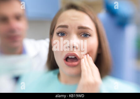 Close up della ragazza nel dolore con il mal di denti Foto Stock