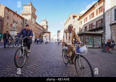 Una vista generale dei ciclisti a Ferrara, il ciclismo capitale d'Italia. da una serie di foto di viaggio in Italia. photo Data: domenica, settembre 17, 2017. Foto Stock