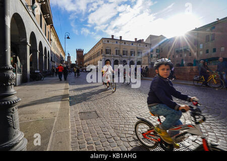 Una vista generale dei ciclisti a Ferrara, il ciclismo capitale d'Italia. da una serie di foto di viaggio in Italia. photo Data: domenica, settembre 17, 2017. Foto Stock