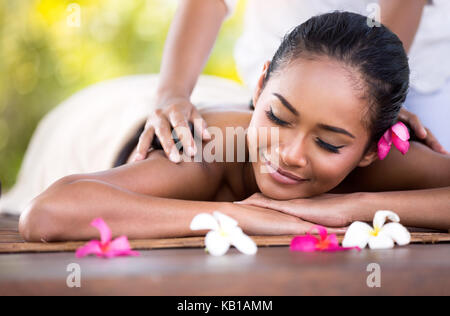 Giovane donna ottiene un massaggio con gli occhi chiusi Foto Stock