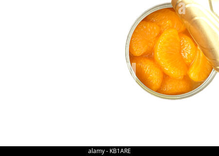 Primo piano di un aperto può di mandarini arance su sfondo bianco con copia spazio.