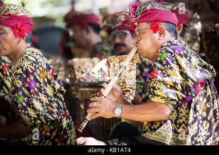 Bali, Indonesia, dicembre 24,2014: musicisti in la troupe gioco stile balinese tradizionale musica per accompagnare le danzatrici in un 'barong dance show' in ubud vill Foto Stock