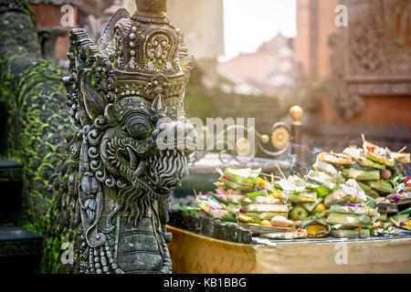 Le statue del dio indù o demoni con offerte, Bali, Indonesia Foto Stock