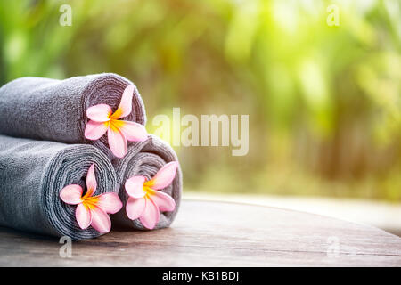 Centro termale tropicale, bella rosa fresca fiore di frangipani, impostazione esterna spa Foto Stock