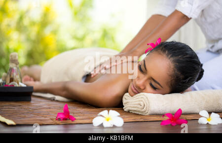 Bella donna balinese ottenendo un massaggio Foto Stock