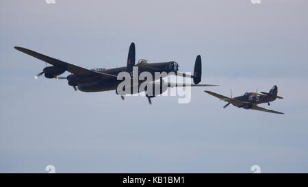 Avro Lancaster B1 e Hawker Hurricane Mk IIc del Battle of Britain Memorial Flight Foto Stock