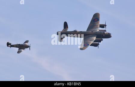 Avro Lancaster B1 e Hawker Hurricane Mk IIc del Battle of Britain Memorial Flight Foto Stock