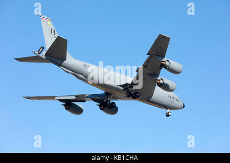 Boeing KC-135r stratotanker [reg: 61-0288] sul finale per la pista 13. Foto Stock