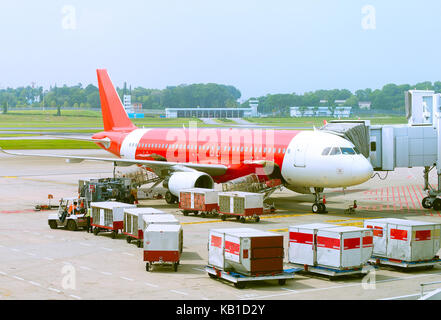 Il carico di bagagli in aereo in corso all'aeroporto Foto Stock