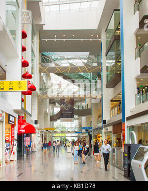 Singapore - febbraio 15, 2017: le persone al centro di Boat Quay shopping mall di Singapore. l'urban chic Clarke Quay central è la casa per oltre 150 excitin Foto Stock