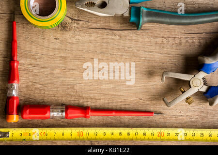 Diversi strumenti di costruzione su sfondo di legno Foto Stock