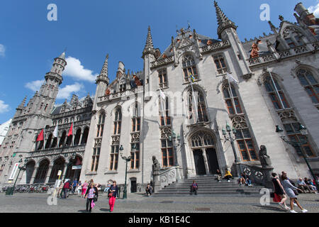 Città di Bruges, Belgio. vista pittoresca del historium (ex waterhall) ed ex tribunale provinciale di edificio. Foto Stock