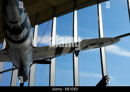 Republic P-47 Thunderbolt che guarda all'esterno attraverso il vetro dell'American Air Museum all'IWM Duxford Foto Stock