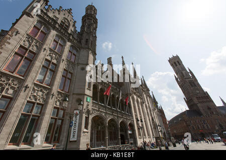 Città di Bruges, Belgio. bruges piazza del mercato compresa la historium e corte provinciale edificio (ex waterhall). Foto Stock