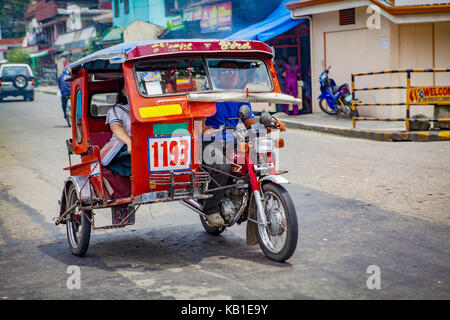 Sidecar attaccato ad un motociclo chiamato 'un trike' sono la forma più comune di a buon mercato, trasporti pubblici nelle Filippine. Foto Stock