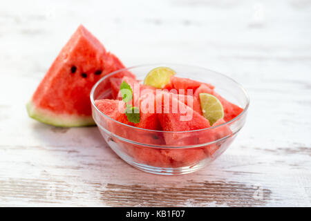 Fette di cocomero nella ciotola, cibo sano Foto Stock