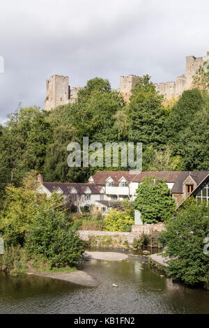 Ludlow Castle che si affaccia sul mercato del paese di Ludlow, Shropshire, Inghilterra, Regno Unito Foto Stock