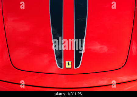 Ferrari Scuderia 430 cofano dettaglio con badge e vernice rossa. Foto Stock