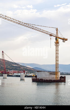 Costruzione di ponti - gru sopra il mare adriatico porto di Trogir, Croazia Foto Stock