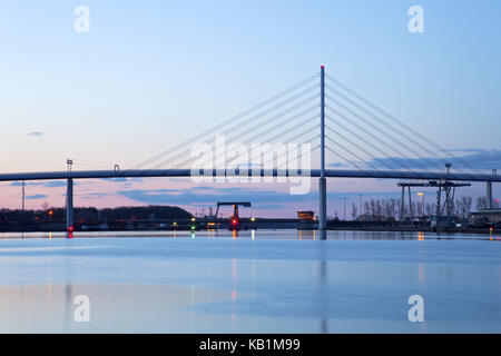 Nuovo ponte Rügen di fronte al ponte di trincea in mattoni di argilla, città anseatica Stralsund, Meclemburgo-Pomerania occidentale, Germania settentrionale, Germania, Foto Stock