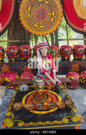 Giovane donna asiatica con una cerimonia del tè, la splendida Cina park, shenzhin, Foto Stock