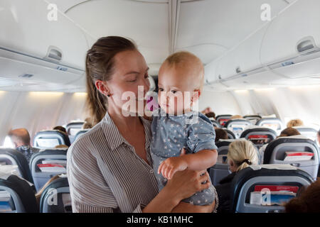 La madre e il bambino che viaggiano in aereo Foto Stock