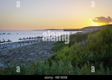 Tramonto sulla bellissima spiaggia di sant tomas in menorca Foto Stock