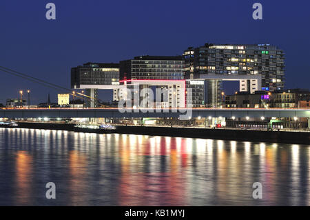 In Germania, in RENANIA DEL NORD-VESTFALIA, Colonia, riva del Reno promenade, rheinauhafen, case di gru, Severin bridge, di notte, Foto Stock