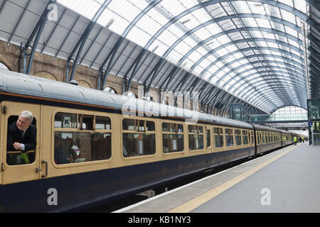 Inghilterra, Londra, King's Cross, King's Cross station, treno storico degli anni '60, Foto Stock