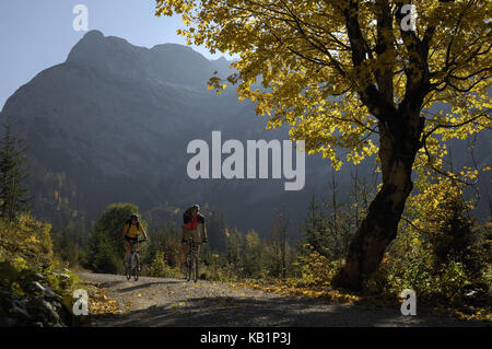 In mountain bike nelle montagne autunnali del Karwendel, Tirolo, Austria, Foto Stock