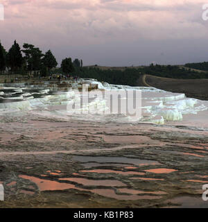 La Turchia, regione del mar Egeo, Pamukkale, castello di cotone, calce sinterizzare terrazze di post-incandescenza, Foto Stock