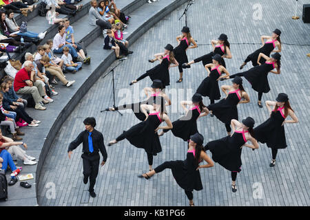 Inghilterra, Londra, Southwark, spettacolo di danza nel teatro all'aperto "The Scoop" di fronte al municipio, Foto Stock