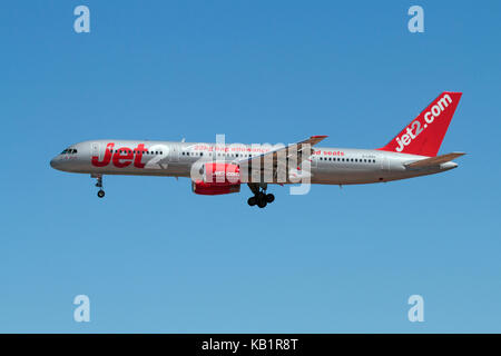 Basso costo viaggi aerei e il turismo di massa. Boeing 757-200 jet del passeggero appartenenti al bilancio britannico compagnia aerea Jet2 sull approccio a Malta Foto Stock